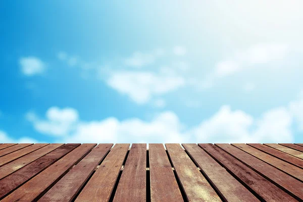 Cielo azul con suelo de madera —  Fotos de Stock