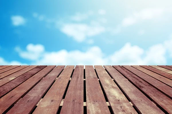 Cielo blu con pavimento in legno — Foto Stock