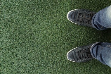 Tuval Ayakkabı çimenlerin üzerinde