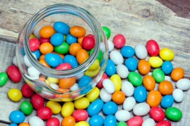 renkli şekerler ile Cam Kavanoz 