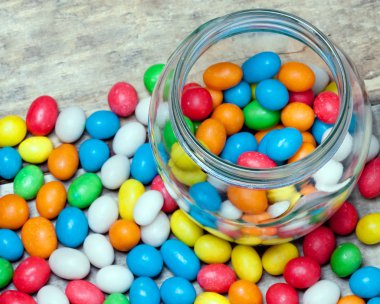 Cam Kavanoz renkli şeker ve tatlılar ile masaya dağınık