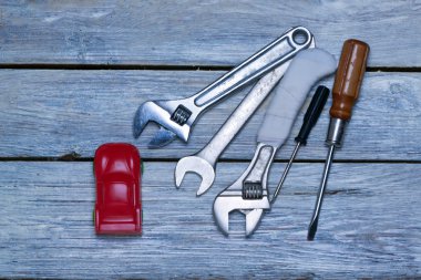 küçük araba ve boyalı kurullarında somun anahtarları.