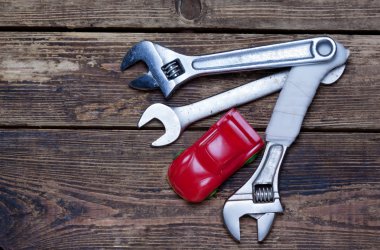 küçük otomobil ve wrenchs panoları