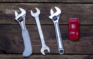 küçük otomobil ve wrenchs panoları