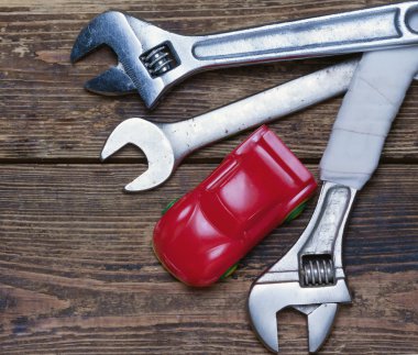 küçük otomobil ve wrenchs panoları