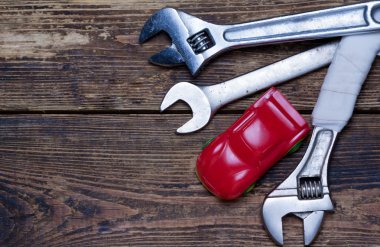 küçük otomobil ve wrenchs panoları