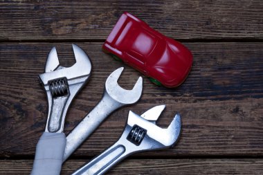 küçük otomobil ve wrenchs panoları