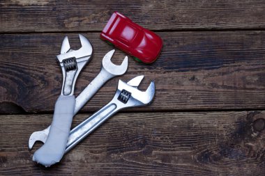 küçük otomobil ve wrenchs panoları