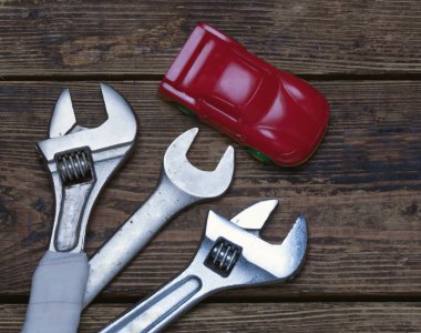 küçük otomobil ve wrenchs panoları