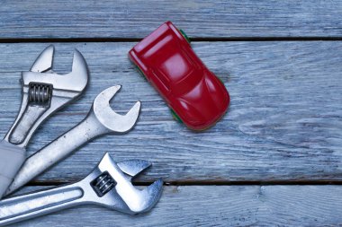 küçük otomobil ve wrenchs boyalı panoları.