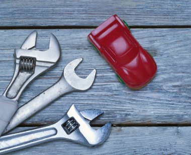 küçük otomobil ve wrenchs boyalı panoları.