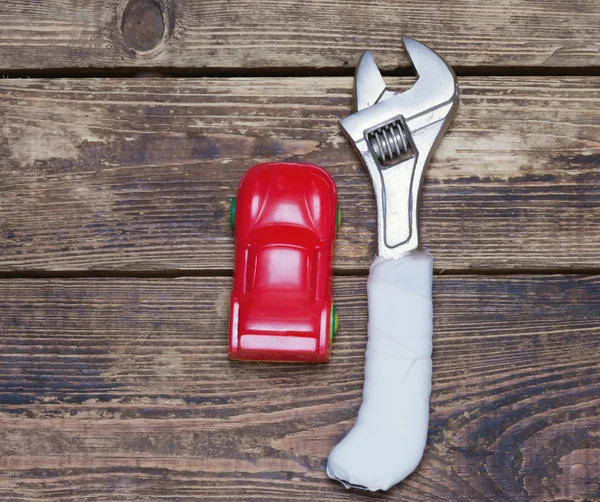 Carro pequeno e chave na manutenção boards.metaphor.repair e carro — Fotografia de Stock