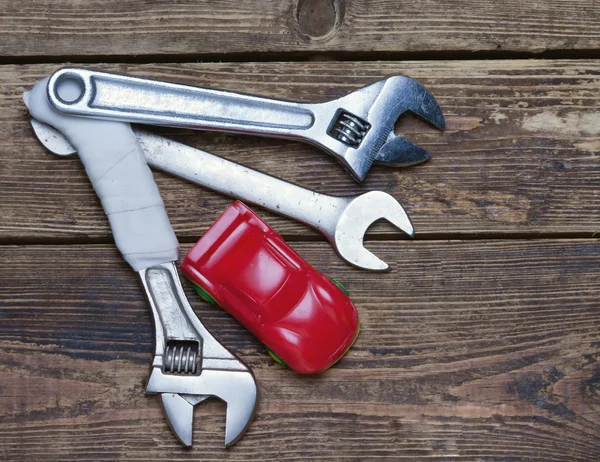 küçük otomobil ve wrenchs boards.metaphor.repair ve araba bakım.