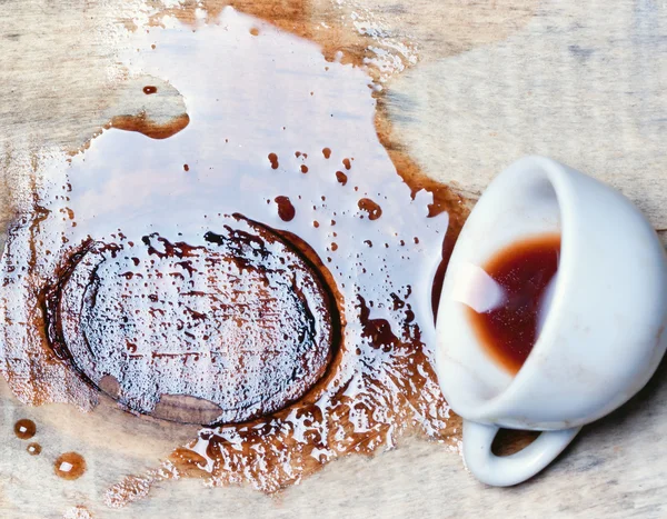 Cup with spilled coffee — Stock Photo, Image