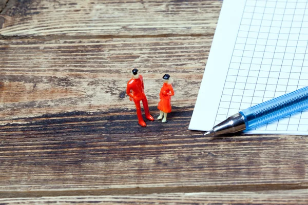 Due giovane che si trova accanto a una penna — Foto Stock