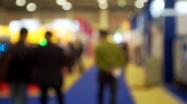 İş merkezinin lobisinde tanınmayan insanlar. Bulanık görüntü.