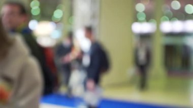 İş merkezinin lobisinde tanınmayan insanlar. Bulanık görüntü.