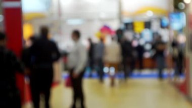 Büyük bir iş merkezindeki insanlar bir iş temasının arka planını bulanıklaştırdılar.