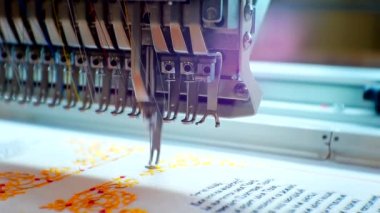 Endüstriyel nakış makinesi. Ekipman parçası. Yakın plan..