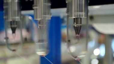 İplikler tekstil makinesinin dönen kısımlarından çekiliyor. Yakın plan..