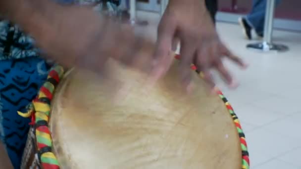 Hobby e intrattenimento. mani maschili che suonano il tamburo. primo piano — Video Stock
