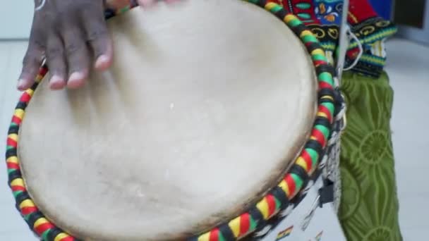 Hobby e intrattenimento. mani maschili che suonano il tamburo. primo piano — Video Stock