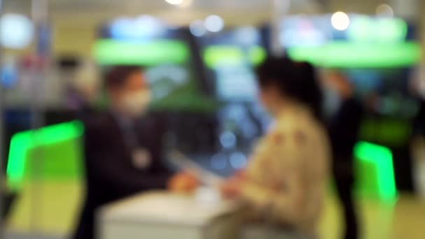 Felismerhetetlen emberek kommunikálnak a pultnál egy üzleti megbeszélésen.. — Stock videók