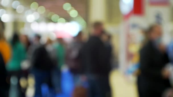 Persone all'interno di un grande business center.blurred sfondo su un tema di business — Video Stock