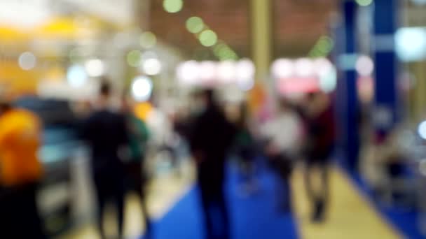 Sfondo di affari offuscato.Molta gente cammina all'interno del deposito di mostra del centro commerciale — Video Stock