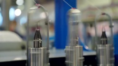 Tekstil makinesinin dönen kısımlarından çeşitli iplikler çekilir.