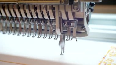 Tekstil endüstrisi. Modern endüstriyel nakış makinesi kumaşa şablon uyguluyor..
