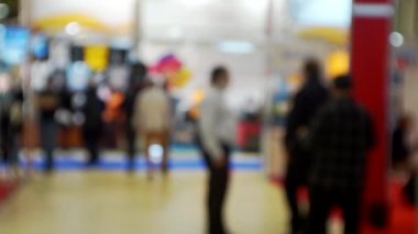 Bulanık İş Geçmişi. Birçok insan alışveriş merkezinin vitrinine giriyor.