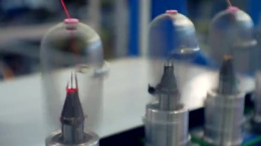 İplikler tekstil makinesinin dönen kısımlarından çekiliyor. Yakın plan..