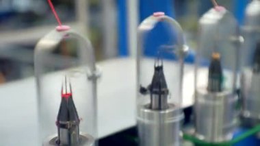 Tekstil makinesinin dönen kısımlarından çeşitli iplikler çekilir.