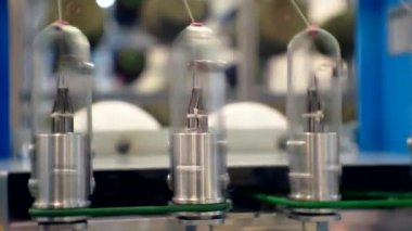 Tekstil makinesinin dönen kısımlarından çeşitli iplikler çekilir.