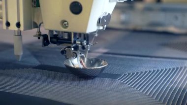 Modern üretim ekipmanları. Çalışan endüstriyel nakış makinesinin parçası.