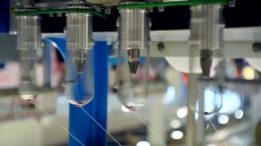 İplikler tekstil makinesinin dönen kısımlarından çekiliyor. Yakın plan..