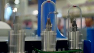 Tekstil makinesinin dönen kısımlarından çeşitli iplikler çekilir.