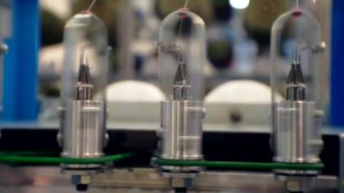 Tekstil makinesinin dönen kısımlarından çeşitli iplikler çekilir.