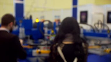 İş görüşmelerinde iletişim kuran iş adamlarının siluetleri bulanıklaşıyor..