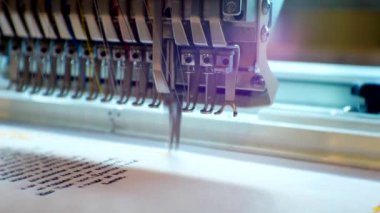 Endüstriyel nakış makinesi. Ekipman parçası. Yakın plan..