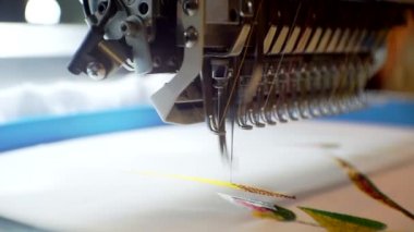 Tekstil endüstrisi. Modern endüstriyel nakış makinesi kumaşa şablon uyguluyor..