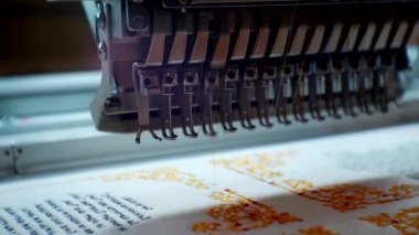 Endüstriyel nakış makinesi. Ekipman parçası. Yakın plan..