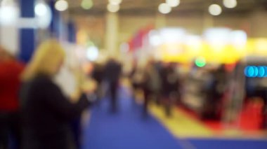 Büyük bir iş merkezindeki insanlar bir iş temasının arka planını bulanıklaştırdılar.