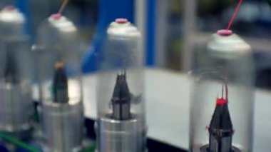 Tekstil makinesinin dönen kısımlarından çeşitli iplikler çekilir.