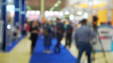 Bir iş temasının bulanık arka planı. Modern bir iş merkezinde birçok insan..