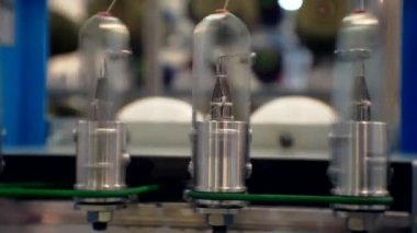 Tekstil makinesinin dönen kısımlarından çeşitli iplikler çekilir.