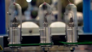 Tekstil makinesinin dönen kısımlarından çeşitli iplikler çekilir.