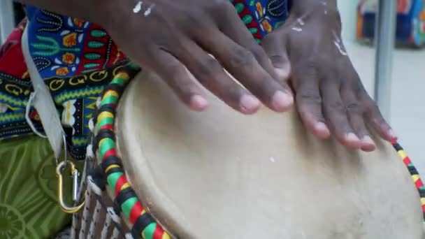 Hobby 's en entertainment. Mannelijke handen slaan ritmisch op de trommel. Close-up — Stockvideo