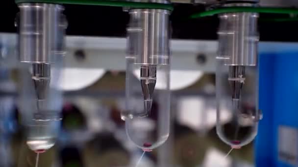 Przez obracające się części maszyny włókienniczej przeciąga się kilka nici. — Wideo stockowe